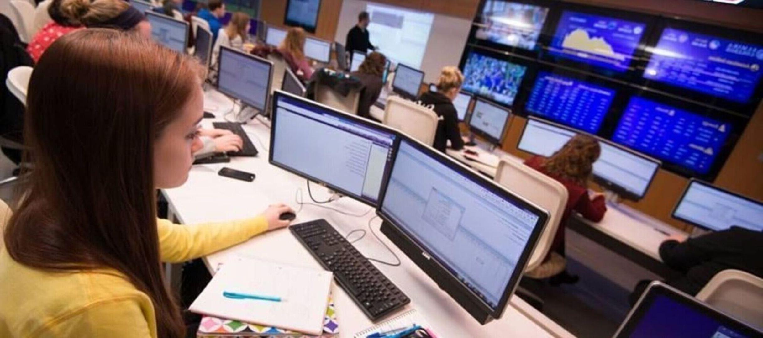 一名学生在金融交易课上使用电脑